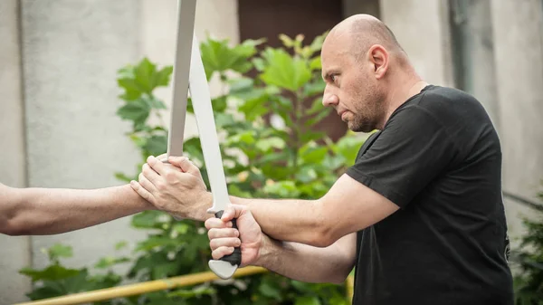 Eskrima e instrutor kapap demonstra luta arma machete — Fotografia de Stock