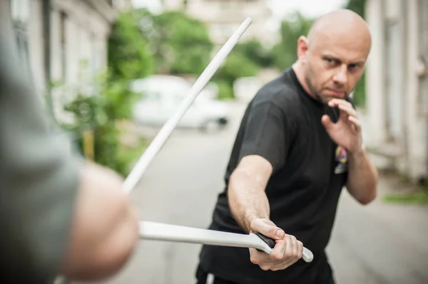 Eskrima y kapap instructor demuestra machete arma fightin — Foto de Stock