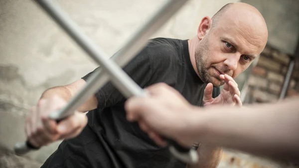 Eskrima y kapap instructor demuestra machete arma fightin — Foto de Stock