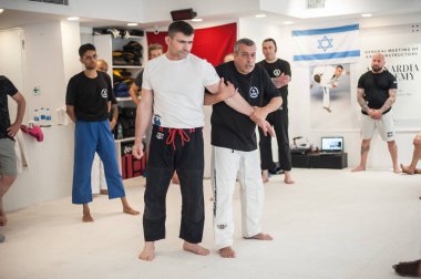 Kapap eğitmeni Avi Nardia sokak mücadele kendini savunma tekniği göstermek