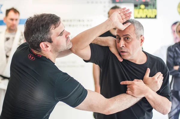 L'instructeur Kapap Avi Nardia démontre la technique contre les prises et les saisies — Photo