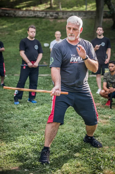 Kapap instructor Fabian Garcia demonstrates Filipino escrima stick fighting techniques — Stock Photo, Image