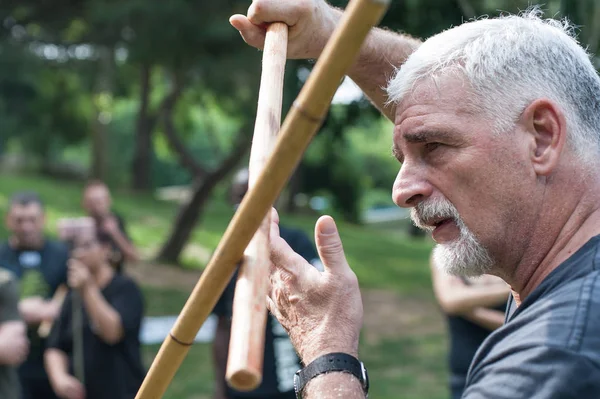 Instructor de Kapap Fabian Garcia demuestra técnicas filipinas de lucha escrima stick — Foto de Stock