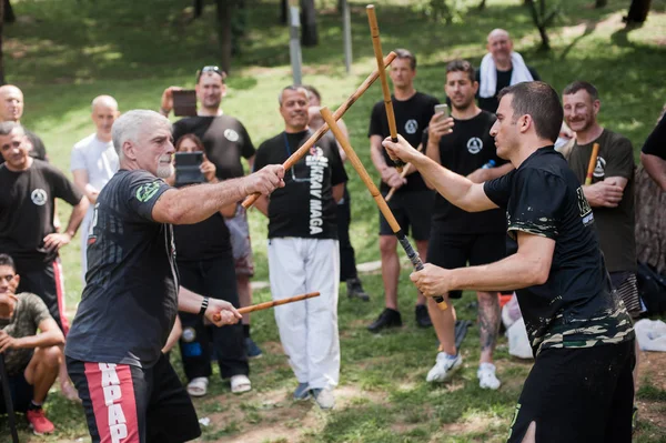 Instrutor de Kapap Fabian Garcia. Duas mãos duas técnicas de combate stick — Fotografia de Stock