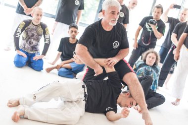 Kapap eğitmenfabian Garcia öğrencilerinin büyük bir grup ile