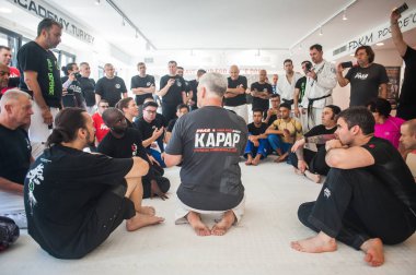 Kapap eğitmenfabian Garcia öğrencilerinin büyük bir grup ile