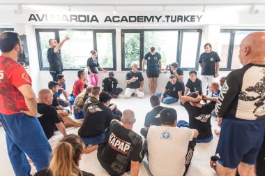 Kapap eğitmenfabian Garcia öğrencilerinin büyük bir grup ile