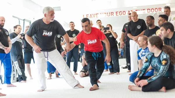 Instrutor de Kapap Fabian Garcia com grande grupo de seus alunos — Fotografia de Stock