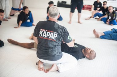 Kapap eğitmen Fabian Garcia Bjj zemin mücadele teknikleri gösterir
