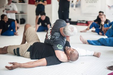 Kapap eğitmen Fabian Garcia Bjj zemin mücadele teknikleri gösterir
