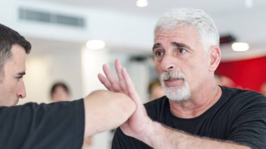 Kapap eğitmenFabian Garcia yüz yüze dövüş teknikleri gösteriyor