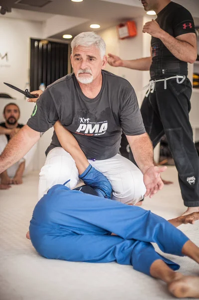 Instructor de Kapap Fabian Garcia demuestra técnicas BJJ contra cuchillo — Foto de Stock