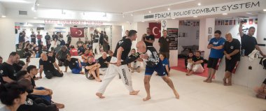 Kapap eğitmeni Altın Qoku, bıçaklı saldırıya karşı silahsızlanma tekniklerini gösterdi