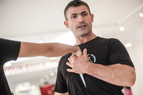 Kapap instructor Altin Qoku, demonstrates disarm techniques against knife attack — Stock Photo, Image