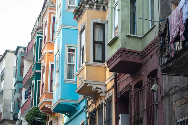 Típicas casas coloridas en la ciudad vieja. Distict Balat-Fener — Foto de Stock