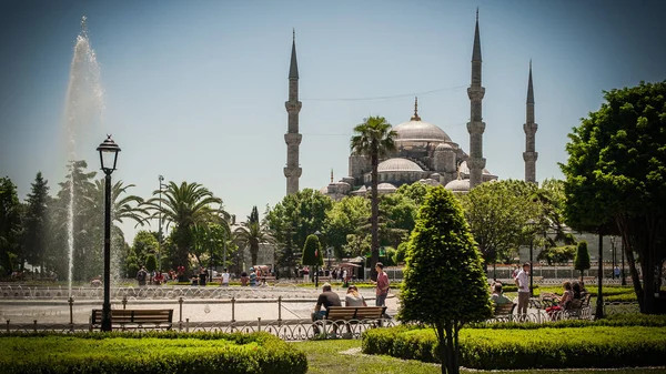 Muzeum Hagia Sophia i fontanna z Sultan Ahmet Park — Zdjęcie stockowe