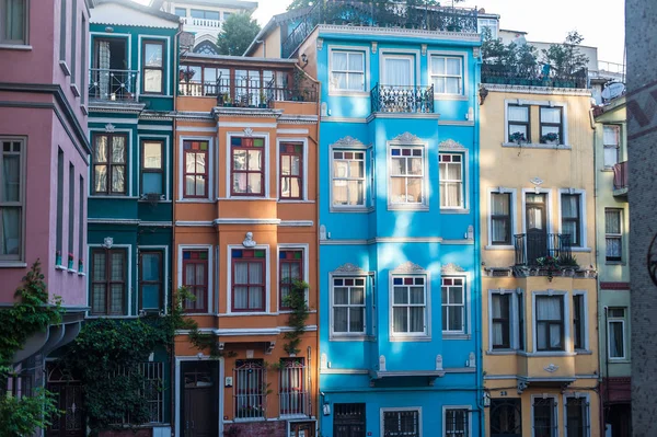 Típicas casas coloridas en la ciudad vieja. Distict Balat-Fener — Foto de Stock