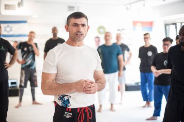 Kapap eğitmeni Altın Qoku ve öğrencilerinin büyük bir grubu