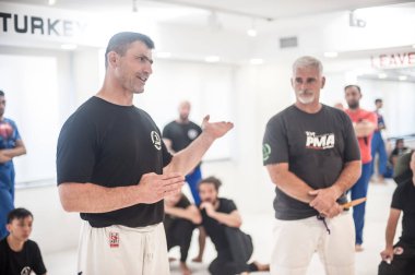 Kapap eğitmenleri Altın Qoku ve Fabian Garcia öğrencileriyle birlikte