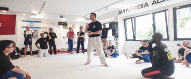 Kapap eğitmeni Altın Qoku ve öğrencilerinin büyük bir grubu