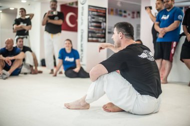 Kapap eğitmeni Altın Qoku ve öğrencilerinin büyük bir grubu