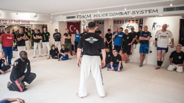 Kapap eğitmeni Altın Qoku ve öğrencilerinin büyük bir grubu