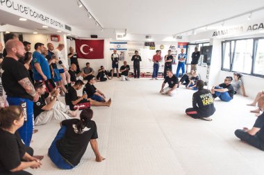Kapap eğitmeni Altın Qoku ve öğrencilerinin büyük bir grubu