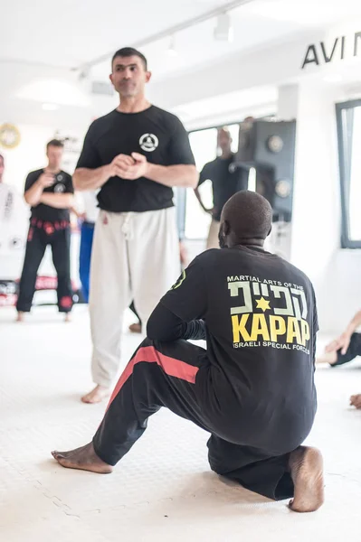 Instructor de Kapap Altin Qoku con gran grupo de sus estudiantes — Foto de Stock