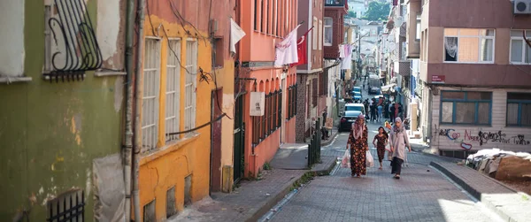 Típicas casas coloridas en la ciudad vieja. Distict Balat-Fener — Foto de Stock