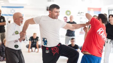 Kapap eğitmeni Altın Qoku sokak dövüş tekniklerini gösteriyor