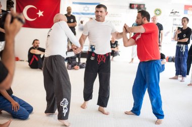 Kapap eğitmeni Altın Qoku sokak dövüş tekniklerini gösteriyor