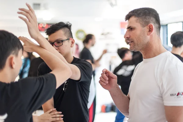 Kapap Instructor Altin Qoku demonstreert Street Fighting technieken — Stockfoto