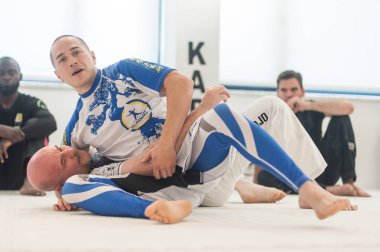 Kapap eğitmenKen Akiyama Bjj zemin mücadele teknikleri gösterir