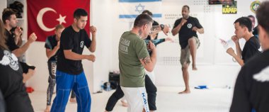 Kapap eğitmeni Roberto Lerici öğrencilerinin büyük bir grup ile