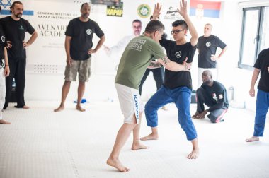 Kapap eğitmeni Roberto Lerici öğrencilerinin büyük bir grup ile