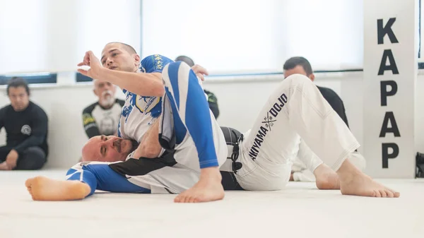 Instruktor KAPAP Ken Akiyama pokazuje BJJ techniki walki naziemnej — Zdjęcie stockowe