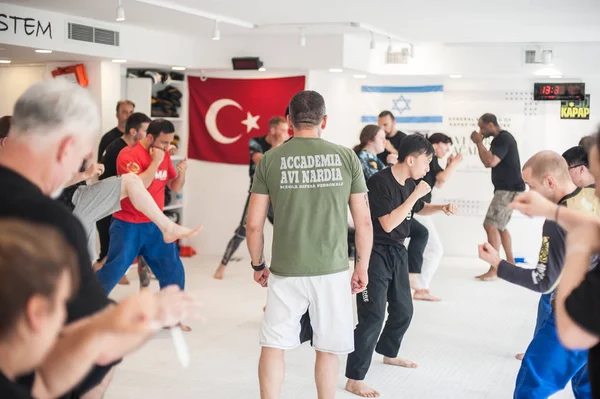 Kapap eğitmeni Roberto Lerici öğrencilerinin büyük bir grup ile