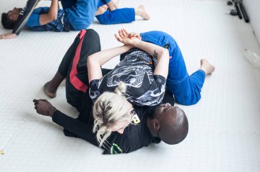 Kadın ve adam Bjj Brezilya jiu-jitsu zemin mücadele eğitim yapıyor 