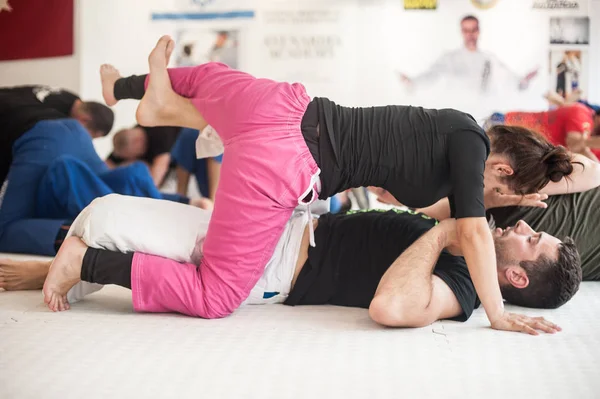 Mulher e homem fazendo BJJ Brazilian jiu-jitsu ground fighting training — Fotografia de Stock