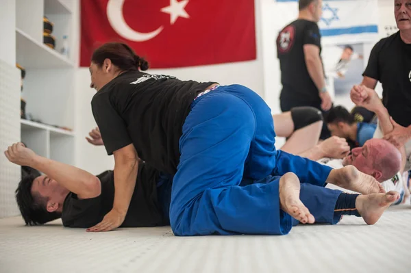 Mulher e homem fazendo BJJ Brazilian jiu-jitsu ground fighting training — Fotografia de Stock