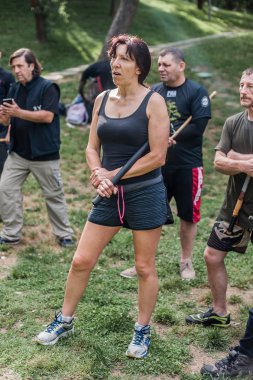 Öğrenciler filipino escrima sopa mücadele pratik. Açık hava eğitimi