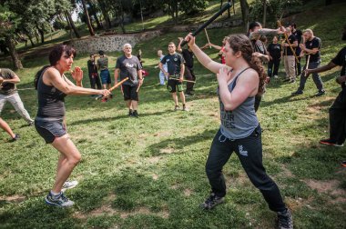 Öğrenciler filipino escrima sopa mücadele pratik. Açık hava eğitimi