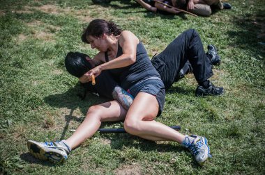 Öğrenciler filipino escrima sopa mücadele pratik. Açık hava eğitimi