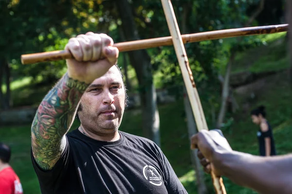 Studenten oefenen Filipijnse Escrima stok gevechten. Outdoor training — Stockfoto