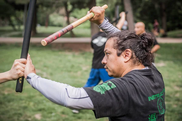 学生はフィリピンのエスクリマスティックの戦いを練習します。屋外トレーニング — ストック写真