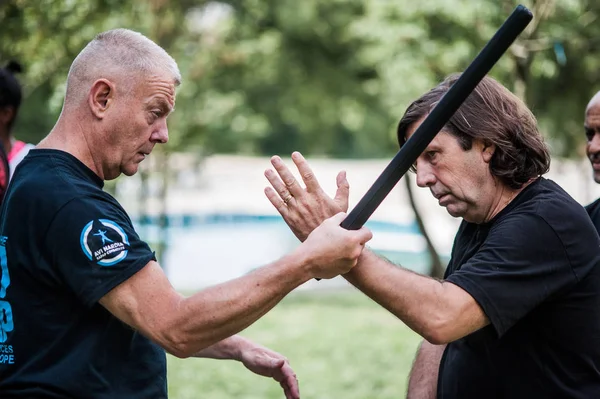 Los estudiantes practican filipino escrima palo de lucha. Entrenamiento al aire libre — Foto de Stock