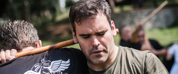 Los estudiantes practican filipino escrima palo de lucha. Entrenamiento al aire libre — Foto de Stock