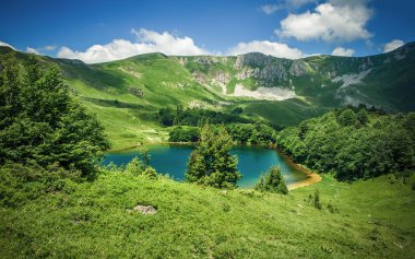 Kristal berraklığında göl ile güzel dağ panoramik görünümü