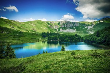 Kristal berraklığında göl ile güzel dağ panoramik görünümü