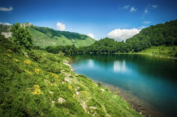 Vista panorâmica da bela gama de montanhas com lago cristalino — Fotografia de Stock